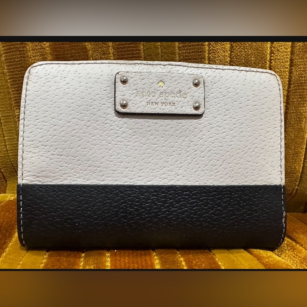 Kate Spade black and white small wallet. In good condition